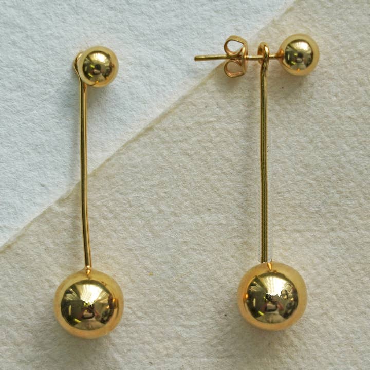 Boucles d'oreilles à oreilles pendantes en or pour la vente par Otis Jaxon London