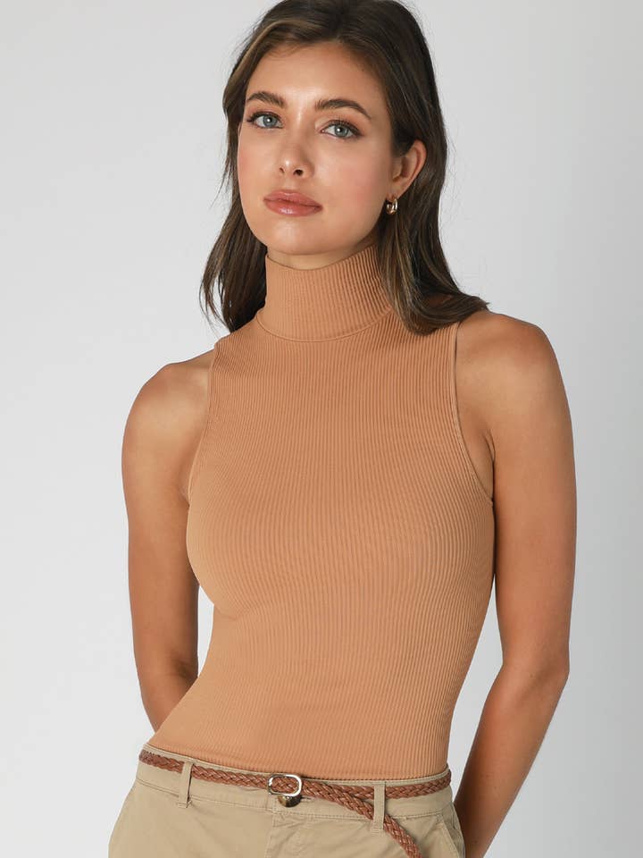 NIKIBIKI – Großhandel Strickoberteil – Damen – NS7723 - Ärmelloses Top mit geripptem Rollkragen7