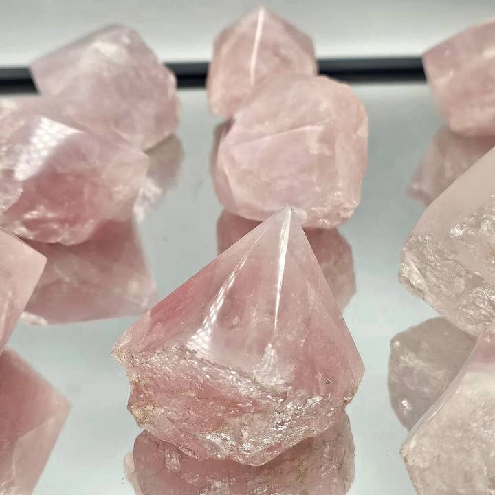 Stor Rosenkvarts Topp Polerad 300-400g för wholesale av Distinction Crystals