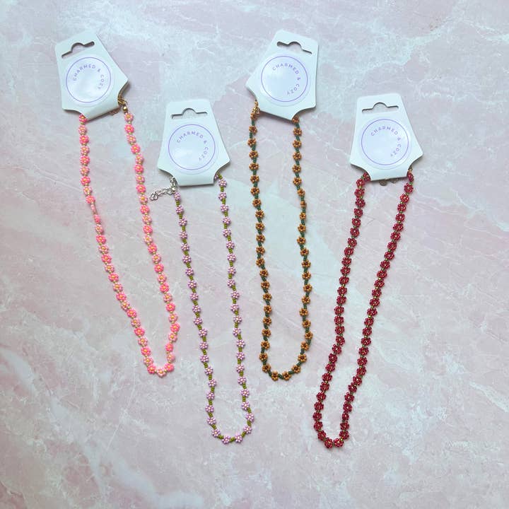 Perlenketten mit Blumenmuster für den Großhandel von Charmed & Cozy