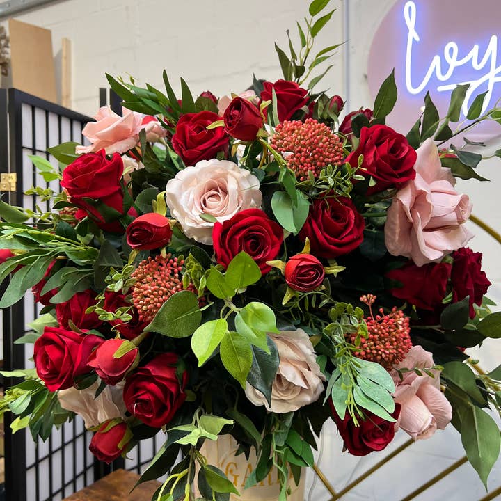 IVY CRUZ - Vendita all'ingrosso Fiori finti - Centrotavola rosa antico, centrotavola nuziale rosa e rosso