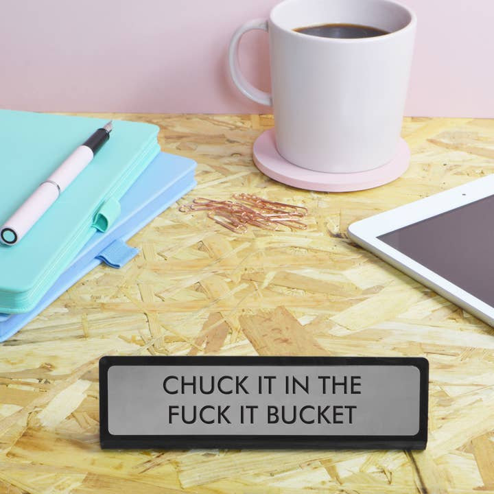 Tira tutto nel secchio del cazzo Targa da scrivania per la vendita all'ingrosso da parte di Flamingo Candles