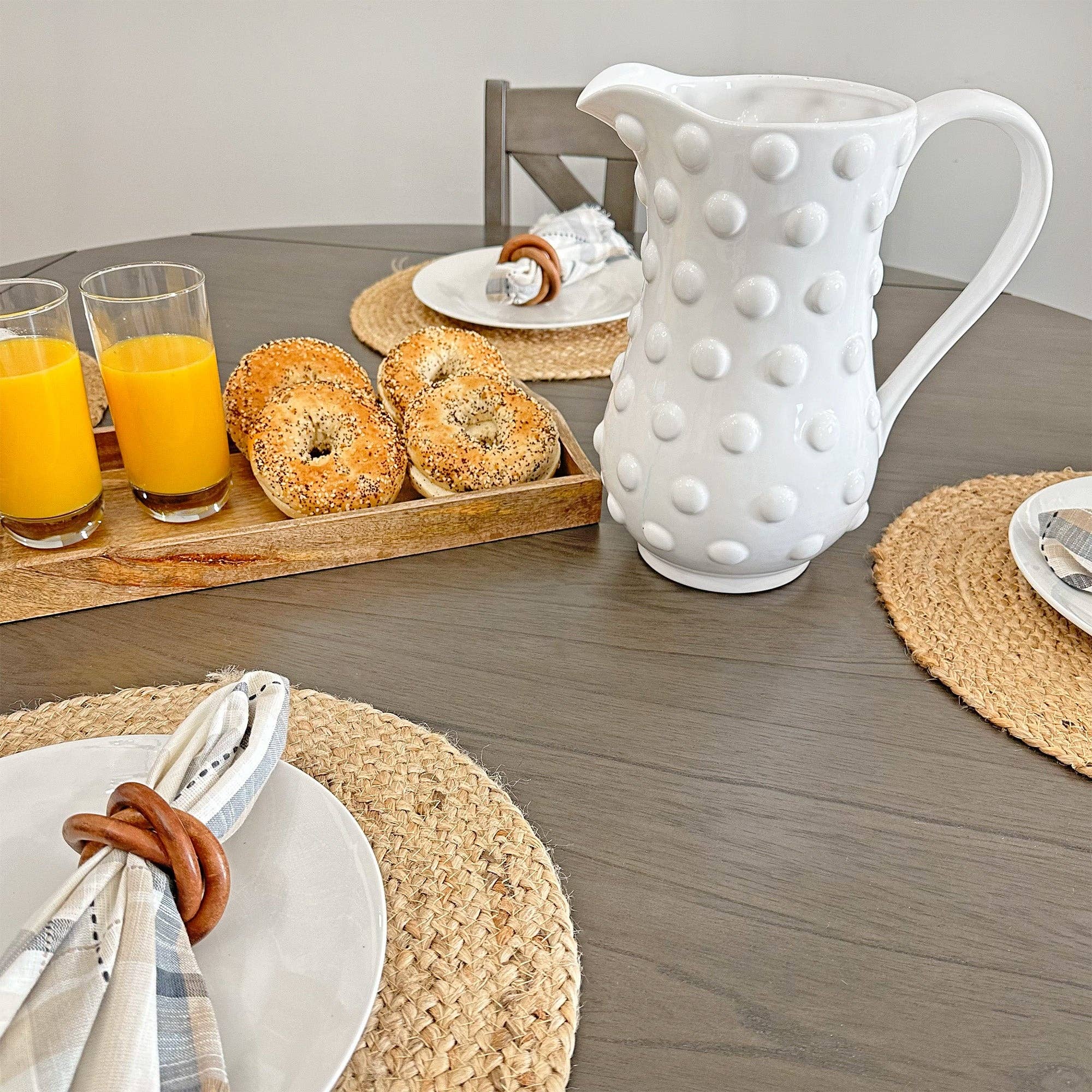 Kurated Korner - Vendita all'ingrosso Caraffe - Brocca in ceramica bianca con finitura a rilievo hobnail di AuldHome Design2