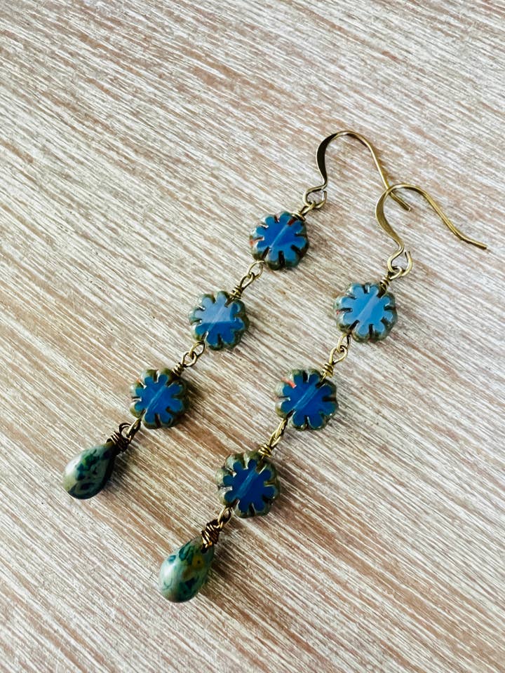 Boucles d'oreilles pendantes à trois fleurs bleues françaises pour la vente par Twist Style