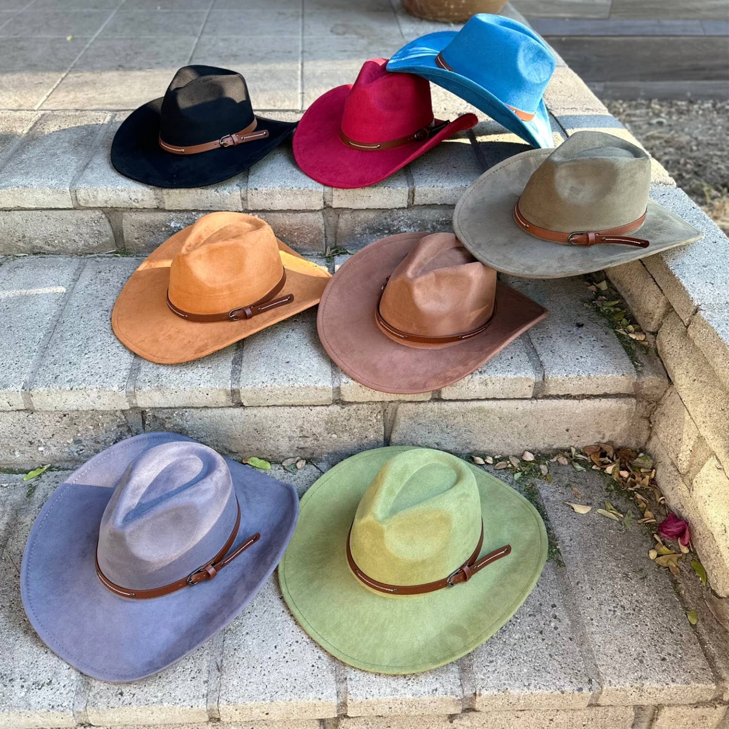 Bella Betty - Vente Chapeau de cowboy – femme - Chapeau de cowboy en daim végétalien à bord rigide avec ceinture en cuir9