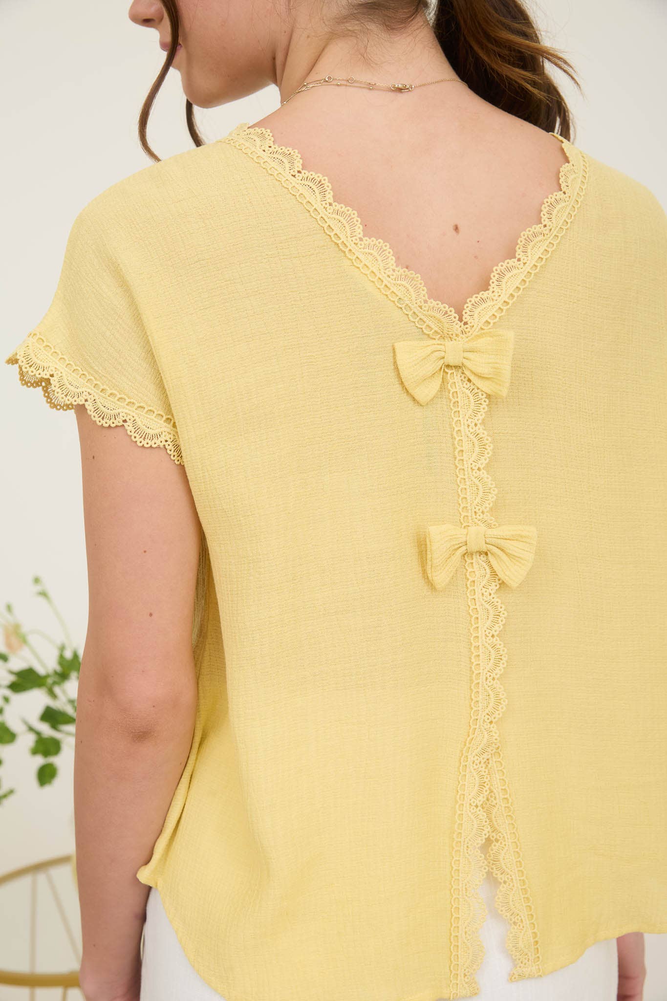 Blu Pepper - Vendita all'ingrosso Camicetta - Donna - Blusa a maniche corte con dettaglio fiocco posteriore e bordo in pizzo.8