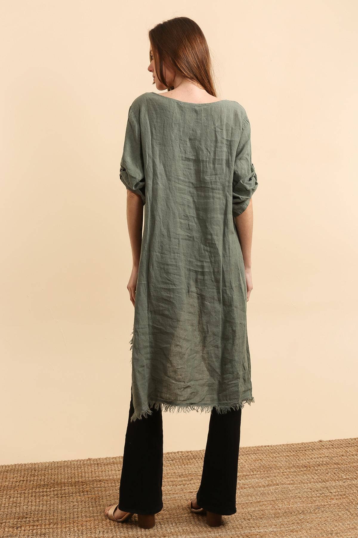 LÉA & LUC – Großhandel Kleid – Damen – 100 % Leinenkleid mit Blumenmotiv auf der linken Brust, REF. 724832