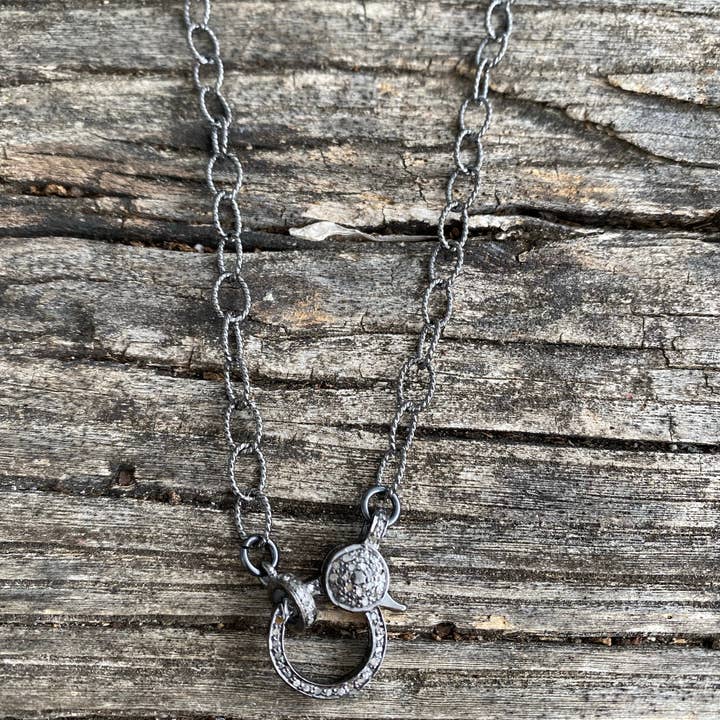 ILISSA MICHELE JEWELRY – Großhandel Gliederhalskette – Kleine, kreisförmige strukturierte Kette aus Sterlingsilber. Pave Diamond Karabinerverschluss