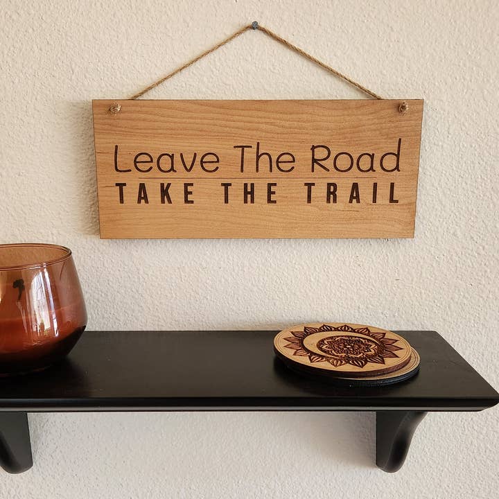Handgjord träskylt: ”Lämna vägen, ta leden” för wholesale av Sherwood