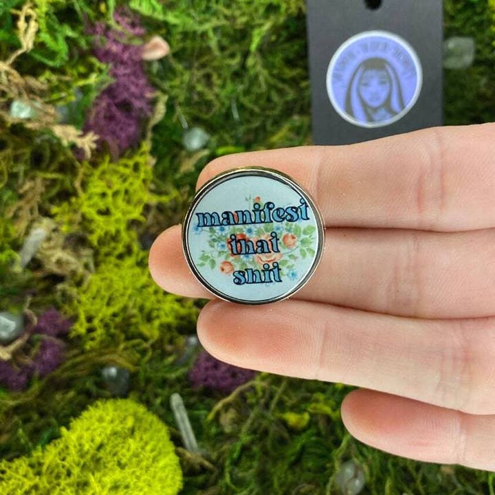 Manifestera den skiten emaljpin för wholesale av The Shadow Witch