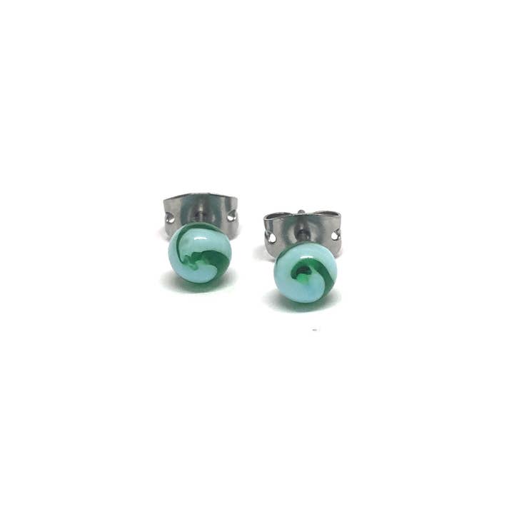 Boucles d'oreilles en verre faites main Sea Swirl pour la vente par Helen Chalmers