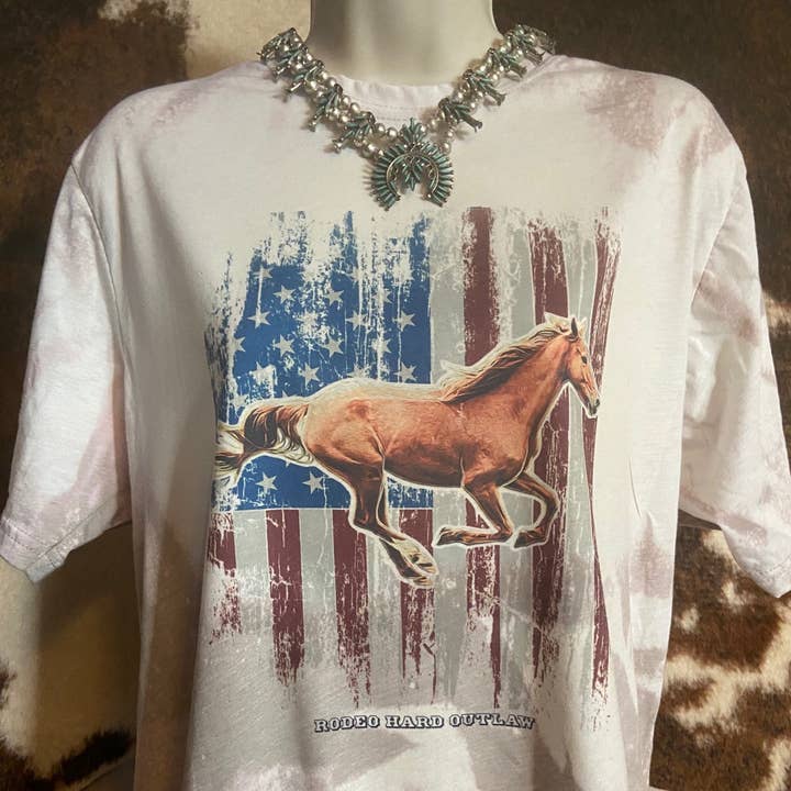 Land of the Free Western Graphic Tee | Rodeo Tee Tee för wholesale av Rowdy Rowels