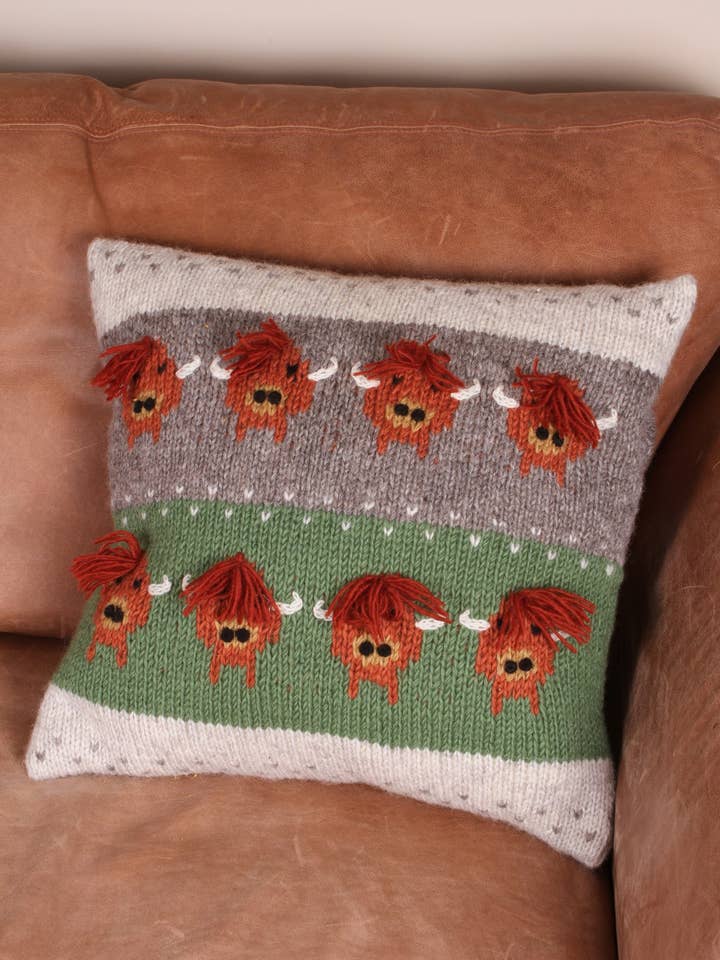 Copricuscino in lana lavorata a maglia con mandria di mucche delle Highlands per la vendita all'ingrosso da parte di Pachamama Ltd