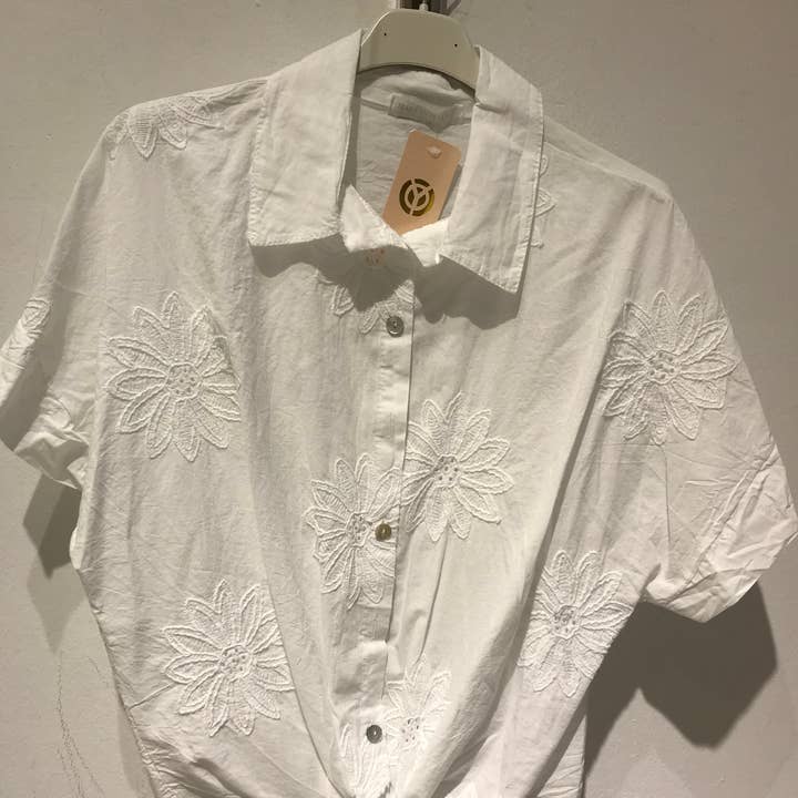 ref 2351 blusa com nó e outras tendências em Compre dialogo entre e cliente numa loja roupa B2B. Devoluções gratuitas e condições de pagamento a 60 dias na Faire na Faire.