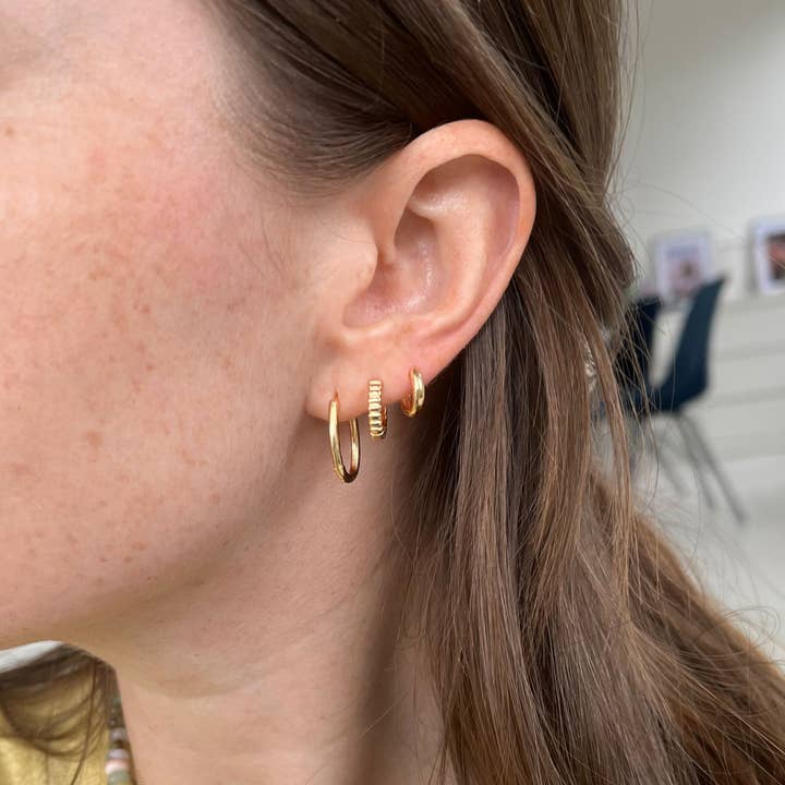 Koi Atelier - Wholesale Hoop Earrings - Nauwelijks aanwezige klik hoop goud2