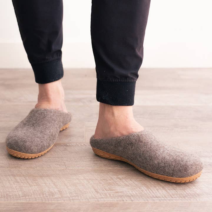 Fuzzy cove – Engroshandel Slippers - Herre – Earth Brown | Herre økologiske merino uld hjemmesko