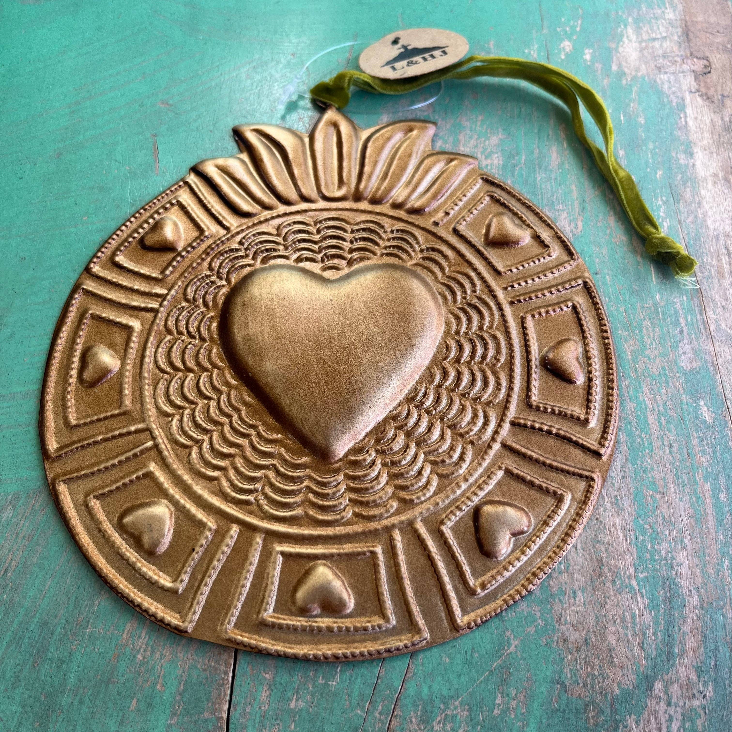 Love and Honor Jesus LLC - Venta al por mayor Adornos - Adornos dorados de lata con forma de corazón sagrado2