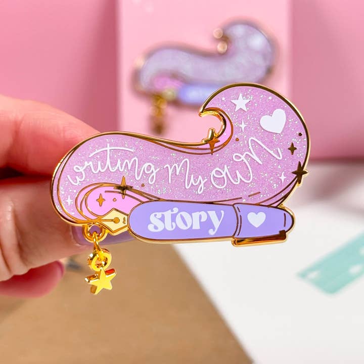 BEGRÆNSET UDGAVE - Skriver Min Egen Historie Emaljepin for engroshandel hos Lula Rocks