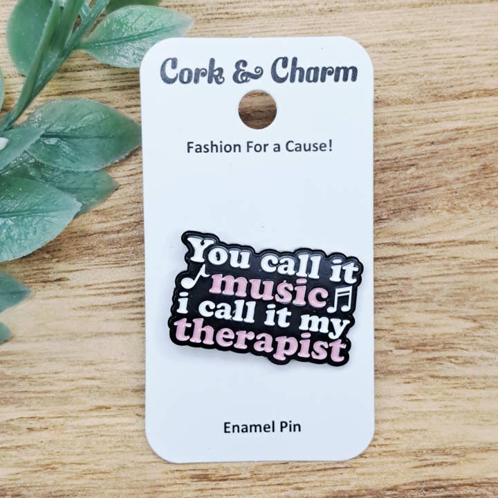 Lo llamas música, yo lo llamo mi terapeuta - Pin de esmalte para venta al por mayor de Cork and Charm
