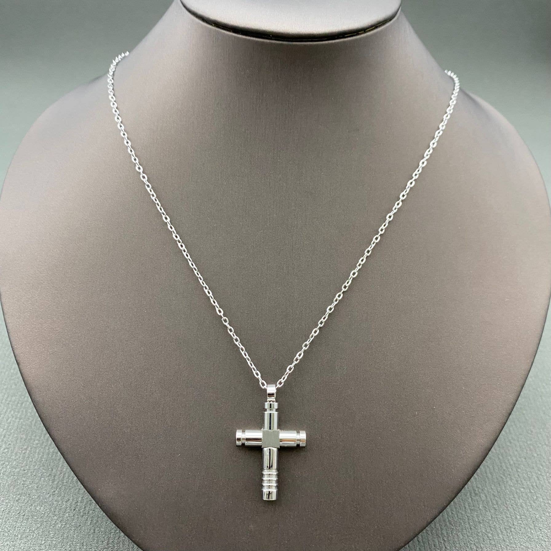 Mio Queena - Vendita all'ingrosso Collana con ciondolo/pendaglio - Collana con pendente a croce in acciaio inossidabile placcato oro 18K - FGS0