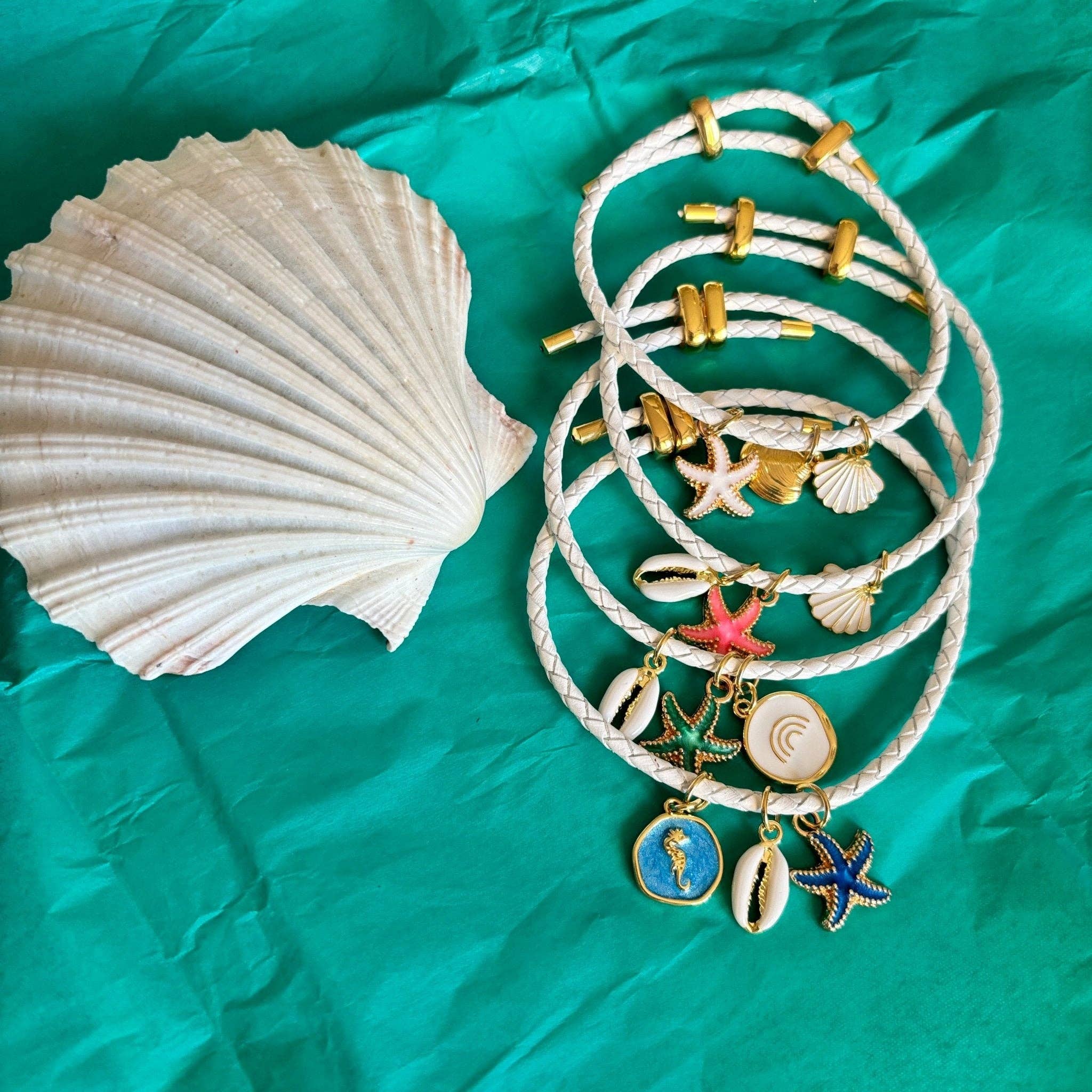 OE! - Vendita all'ingrosso Braccialetto con ciondolo/pendente - STELLE - bracciale regolabile in pelle bianca con ciondoli3