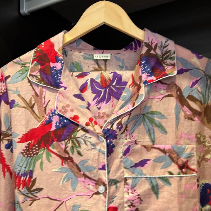 Ljusrosa blommor och fåglar indiskt bomullspyjamaset för wholesale av Muno