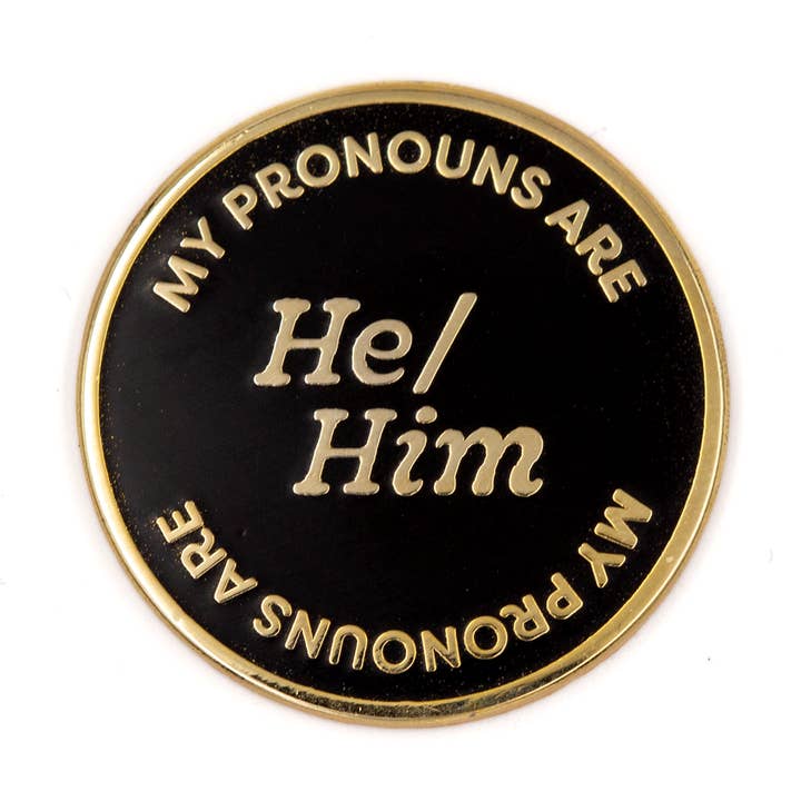 Er Pronomiert Emaille-Anstecknadel für den Großhandel von These Are Things