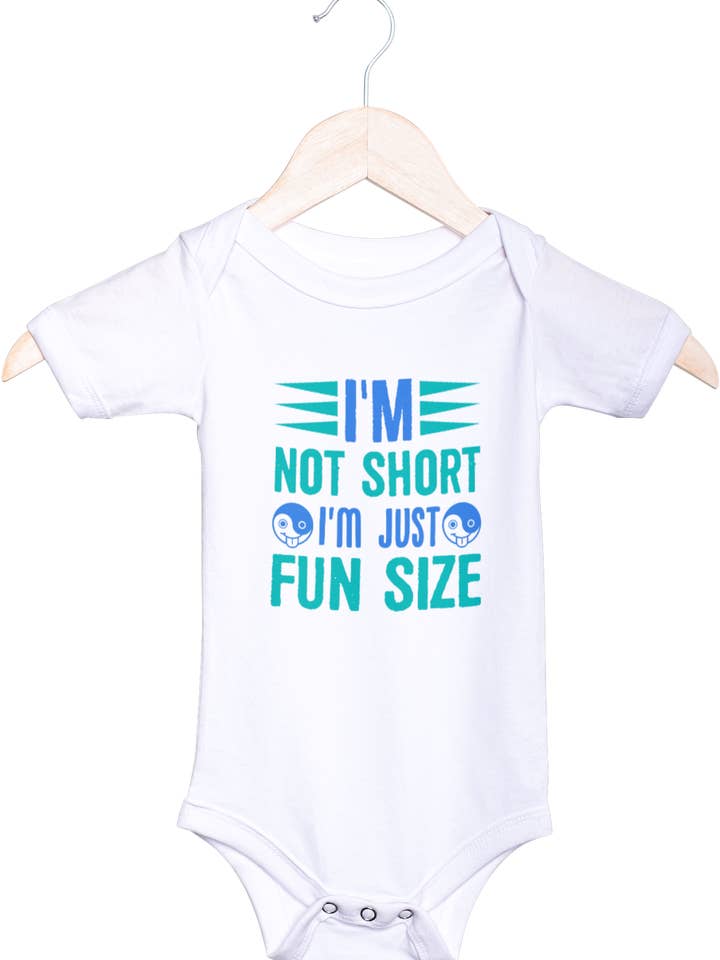 “Eu não sou baixo, eu sou apenas um tamanho divertido” Bodysuit infantil por atacado de WooHoo Apparel