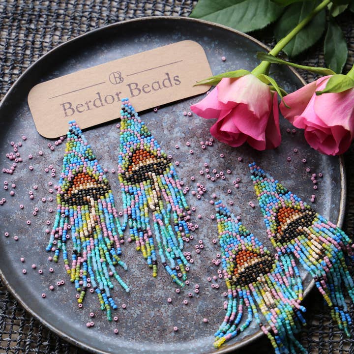 Pendientes de flecos tejidos a mano con cuentas de hongos mágicos, vibras de bruja. para venta al por mayor de BerdorBeads