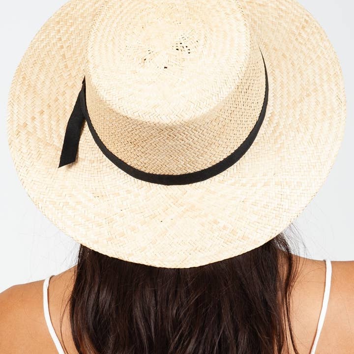 Lucca Couture – Engroshandel Stråhat – til kvinder – Sommerhåndvævet stråbådshue med sort båndkant2