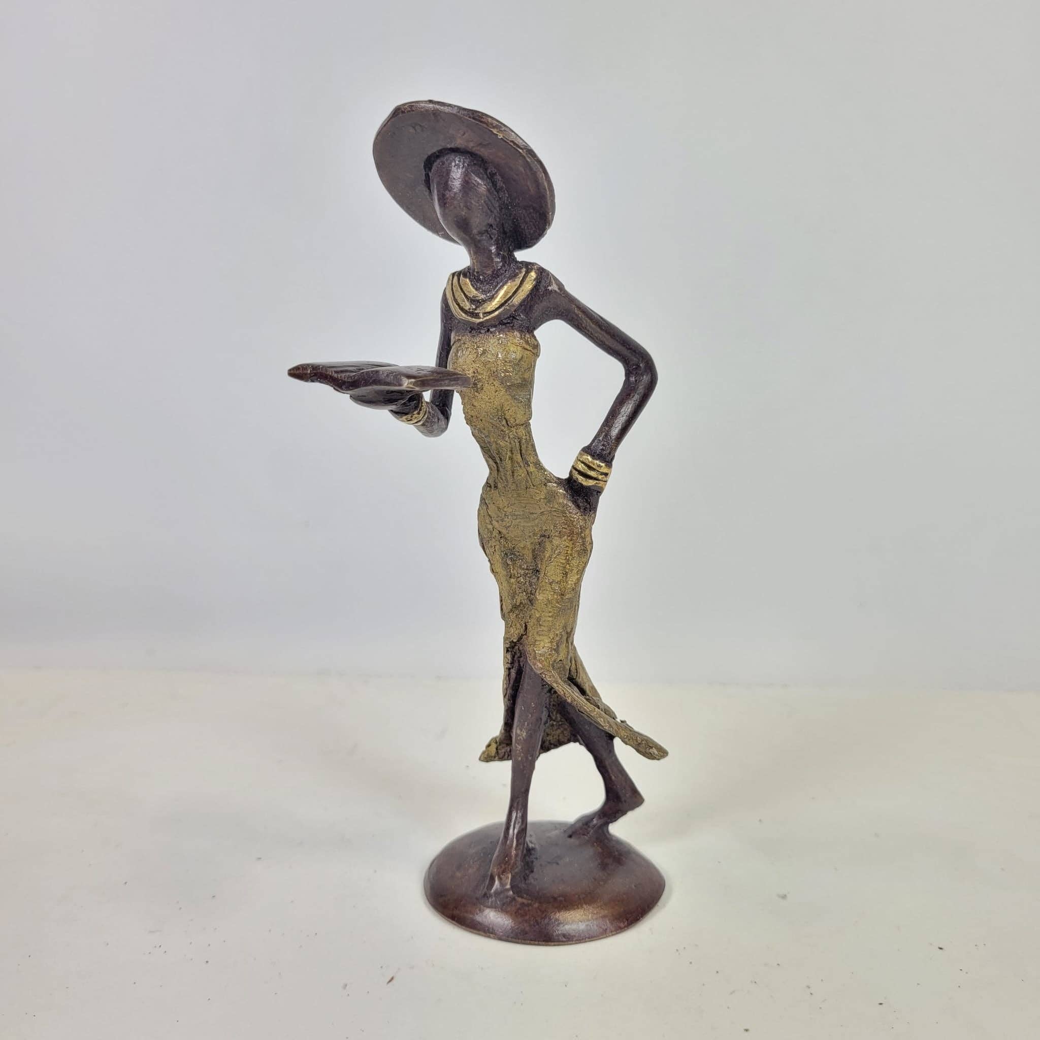 Moogoo Creative Africa - Wholesale Sculpture - Bronze sculpture “Femme avec livre et chapeau” by Soré | vers8