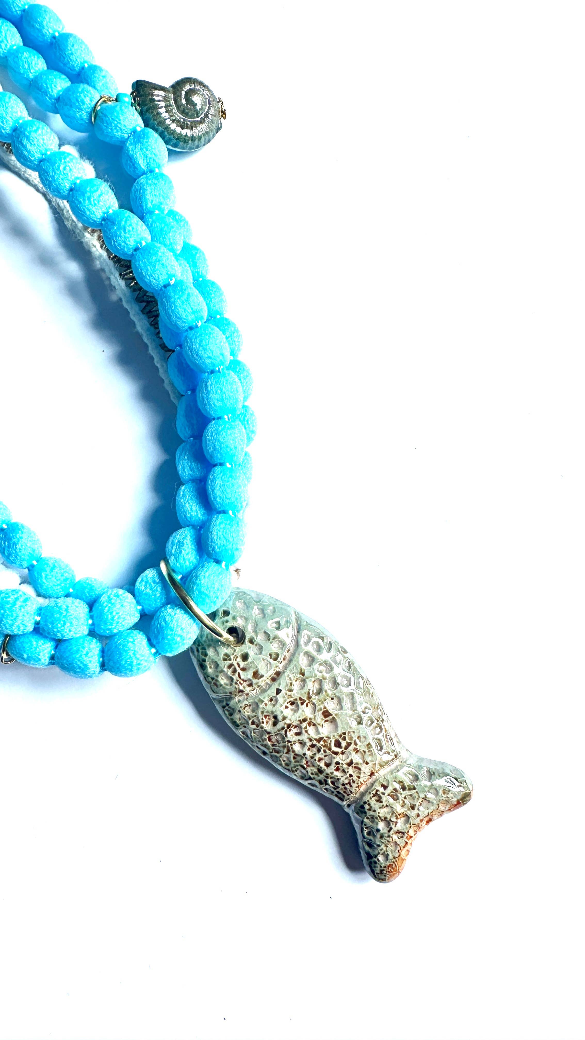 Roselinde – wholesale Pärlband/Pärlhalsband – Konstanz lång halsband med textilband, trä- och keramikkulor8