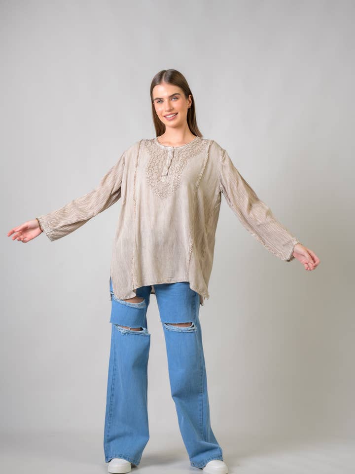 Rhea Top met geborduurde halslijn voor wholesale door Rhea