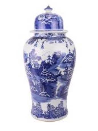 Jarra, Chinoiserie Azul y Blanco, Escena de la Ciudad de Cantón, con Tapa para venta al por mayor de The French Bee & Co