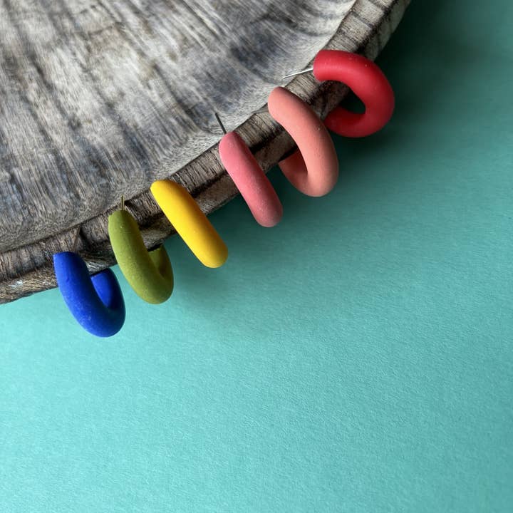 Örhängen i polymerlera, handgjorda cirklar för wholesale av Andiy Atelier