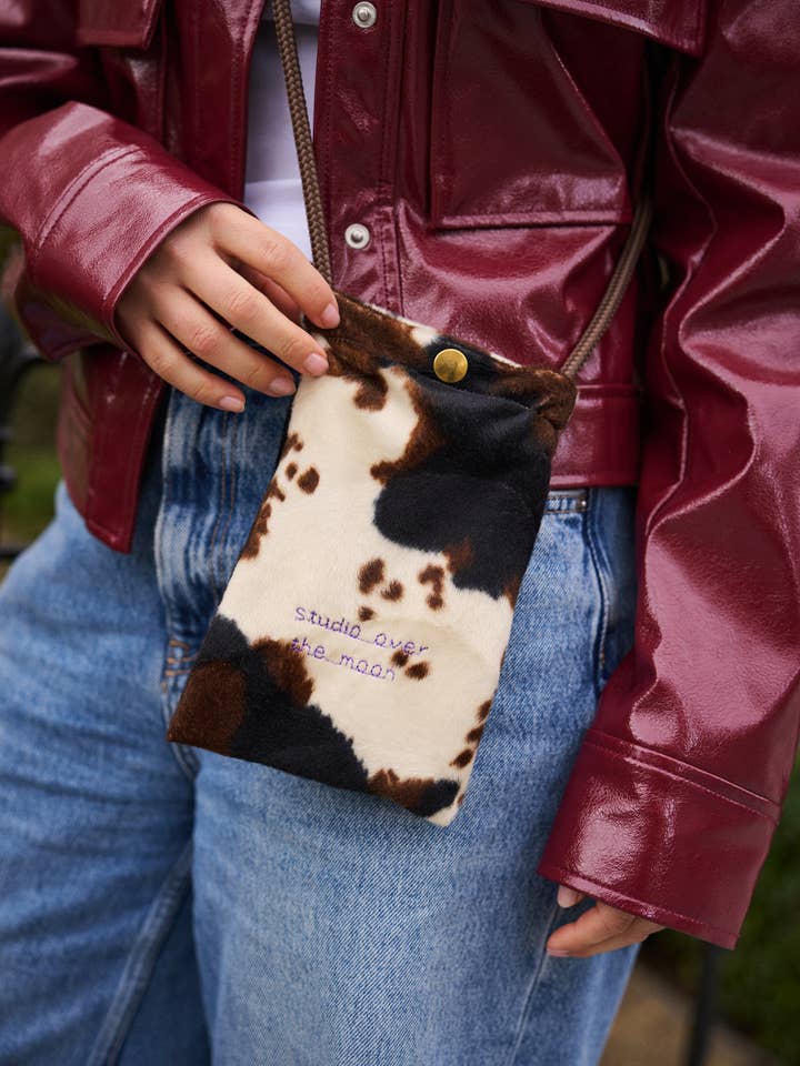 Die Kuh-Handytasche für den Großhandel von Studio Over The Moon