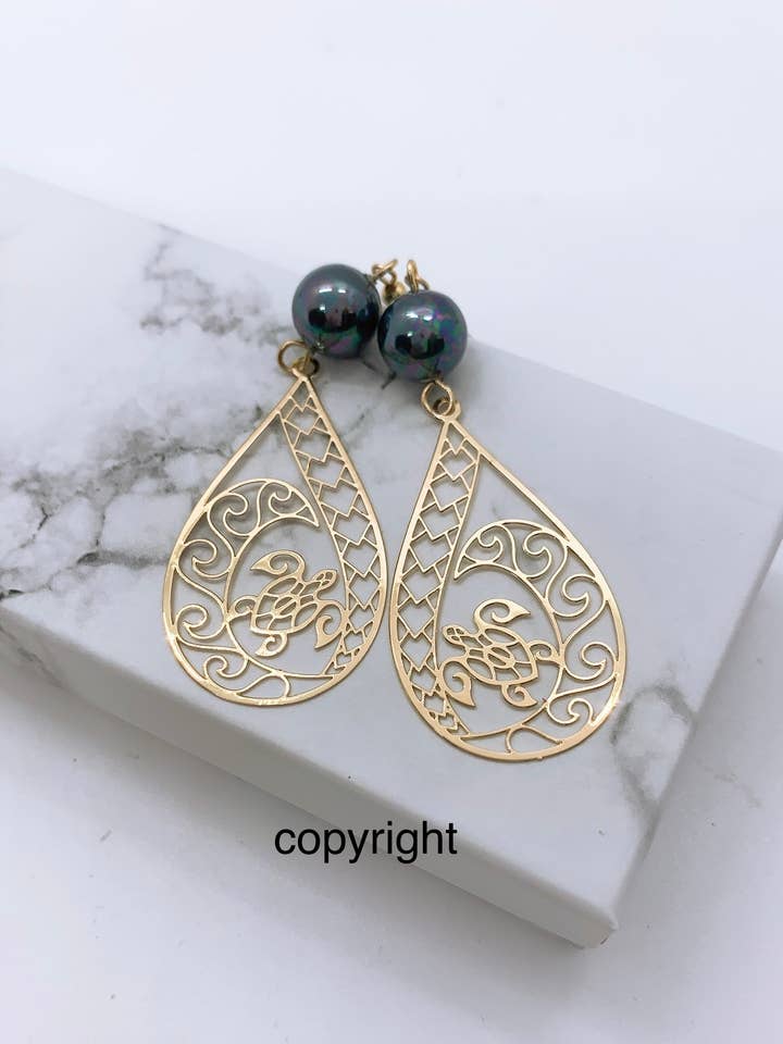 Tortue de mer Honu d'Hawaï en forme de vague tribale en forme de larme : Hamilton Gold pour la vente par Anela's Jewelry