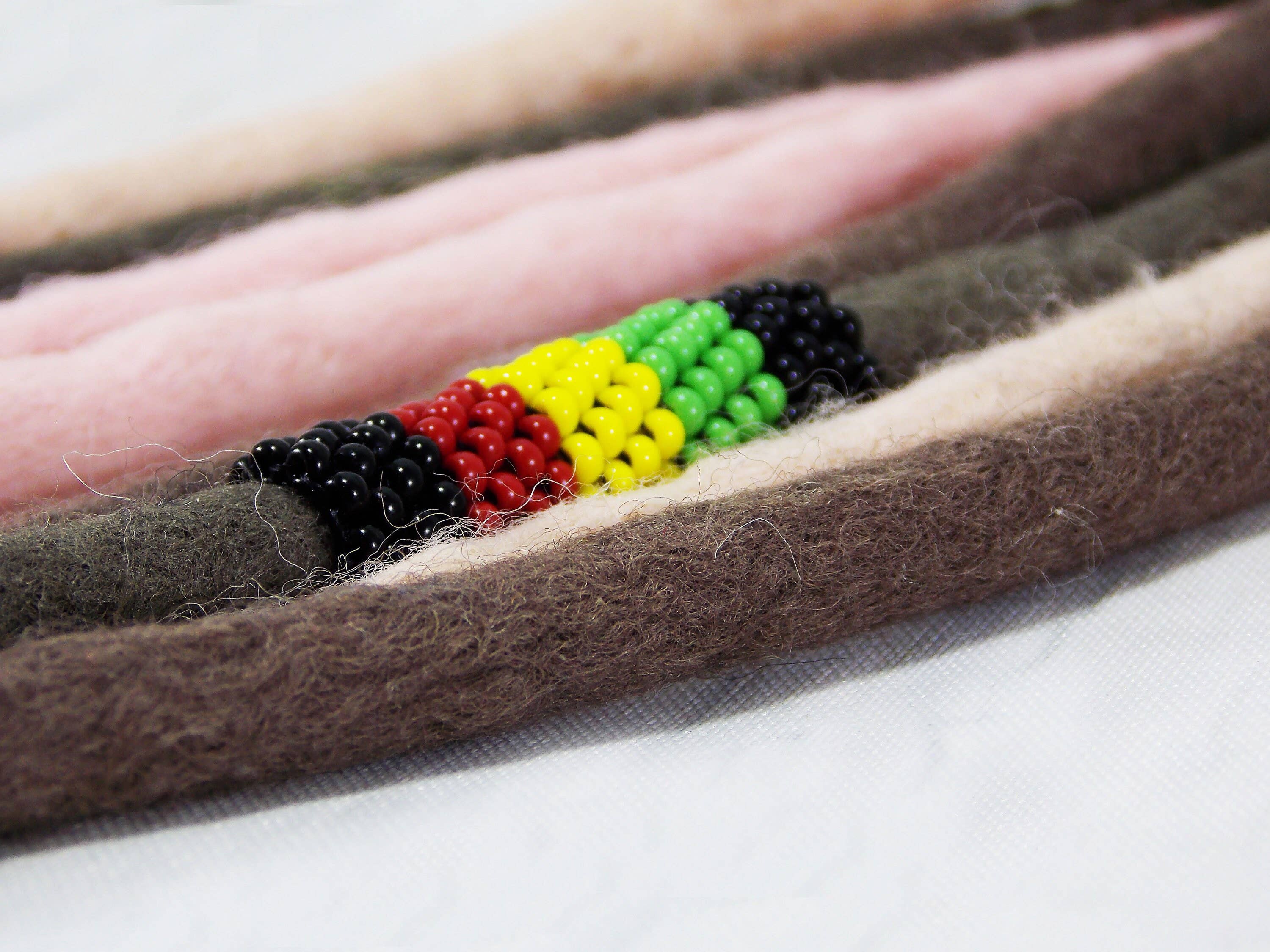 Ninolia – Großhandel Haarschmuck-Set – Demen – Dread Bead Rasta-Perlen für Locs Jamaika-Flagge Dreadlock-Perlenmanschette Dreadlock-Schmuck Rasta-Haarschmuck Rasta-Haarschmuck Rasta-Haarschmuck Rasta-Haar-Zopf-Manschette6