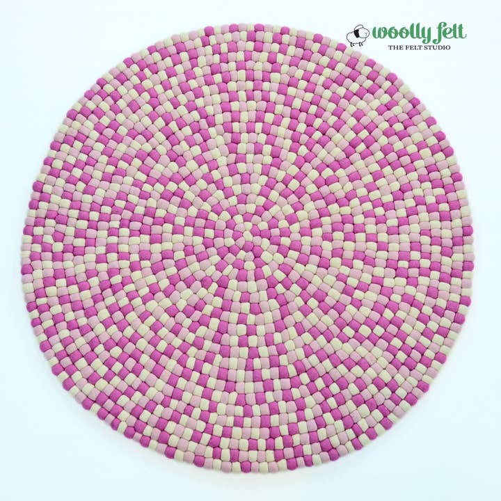 Tapis rond en pompons de feutre fait main et écologique pour la vente par Woollyfelt