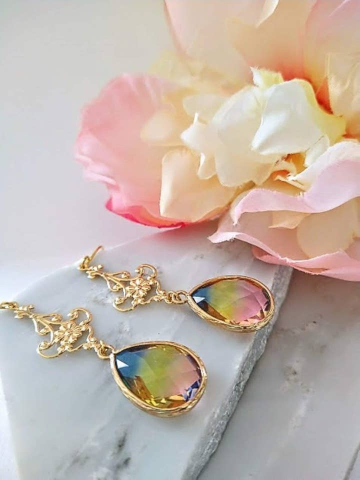 Regenbooggouden glazen traanvormige oorbellen, minimalistische stijl, bruidsoorbellen, meerkleurig, kroonluchter, link voor wholesale door Bad Apple Designs