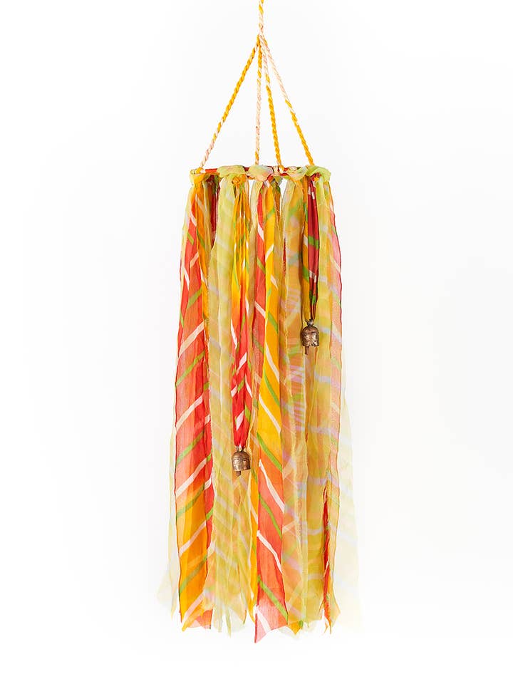 Dancing Vindsock Med Klokker - Diverse Upcycled Sari for engroshandel hos Matr Boomie Fair Trade