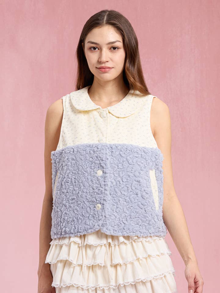 RP3042 - Colete Azul Sherpa com Contraste Floral por atacado de ROSIE POSIE