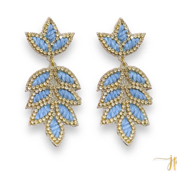 Brincos de folha de ráfia de strass azul claro Eloise por atacado de Jenny Patrick Designs ™