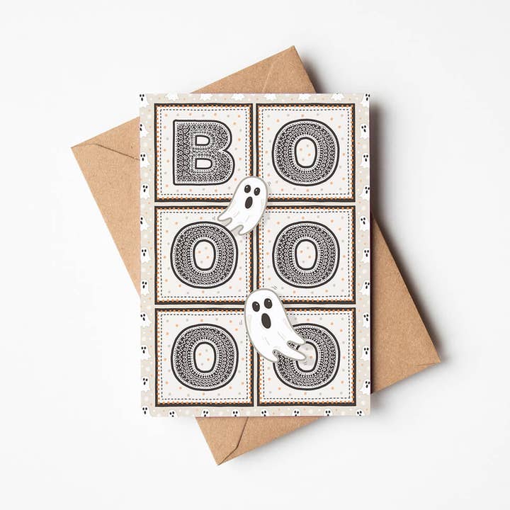Carte d'Halloween en forme de fantôme typographique Booooo pour la vente par Jess A Little Creative