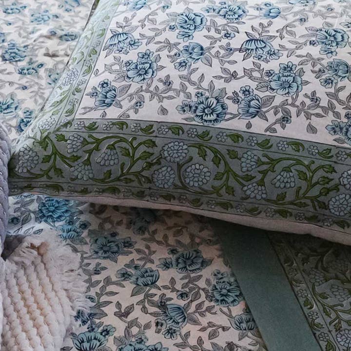 Sæt med sengetøj i frodig charme for engroshandel hos Thread To Form