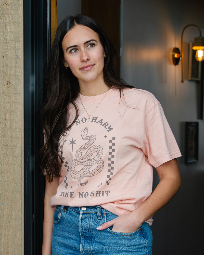 Modern Pastime - Vendita all'ingrosso Maglietta serigrafata - Unisex - T-shirt unisex "Do No Harm Take No Shit" - Pepe/Pesca1