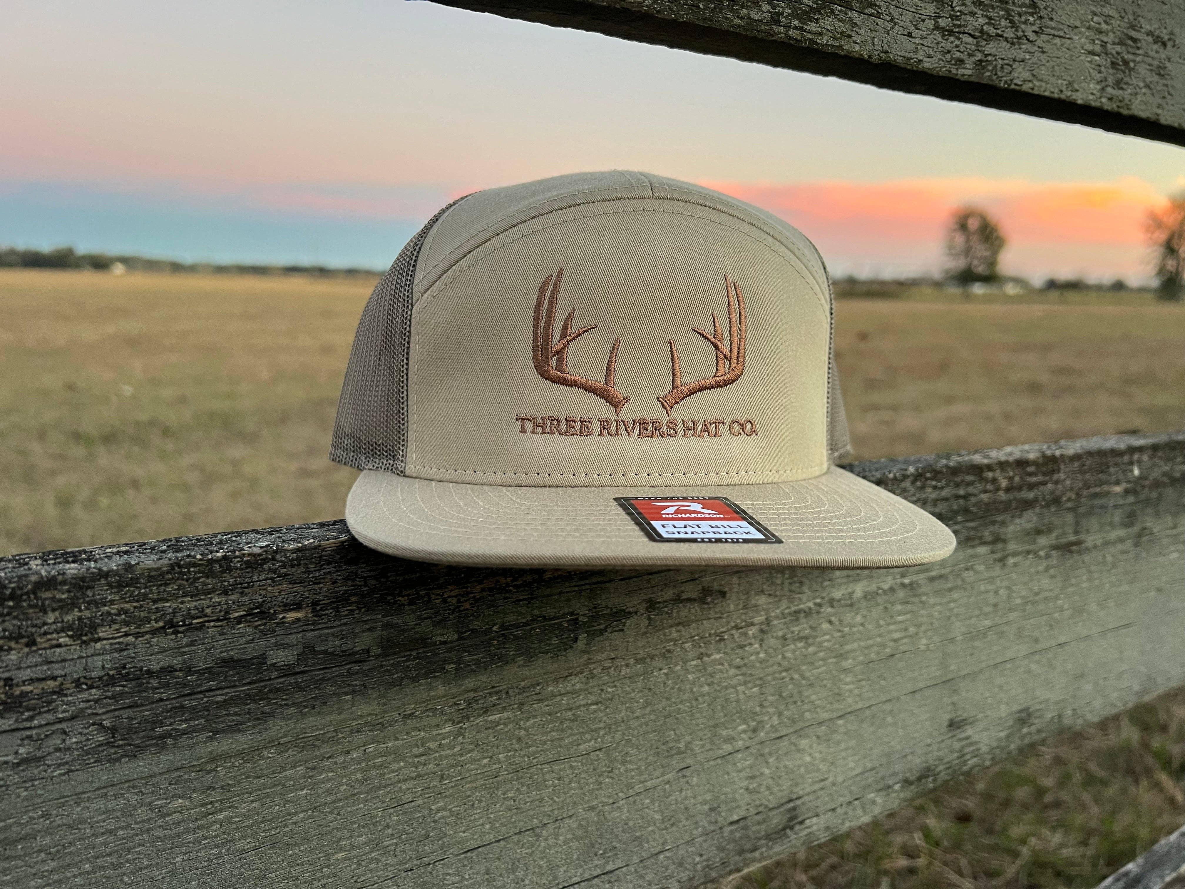 Three Rivers Hat Co. - Vente Casquette de camionneur – unisexe - Casquette Snapback à Visière Plate - Classic Whitetail Rack - Richardson 1684