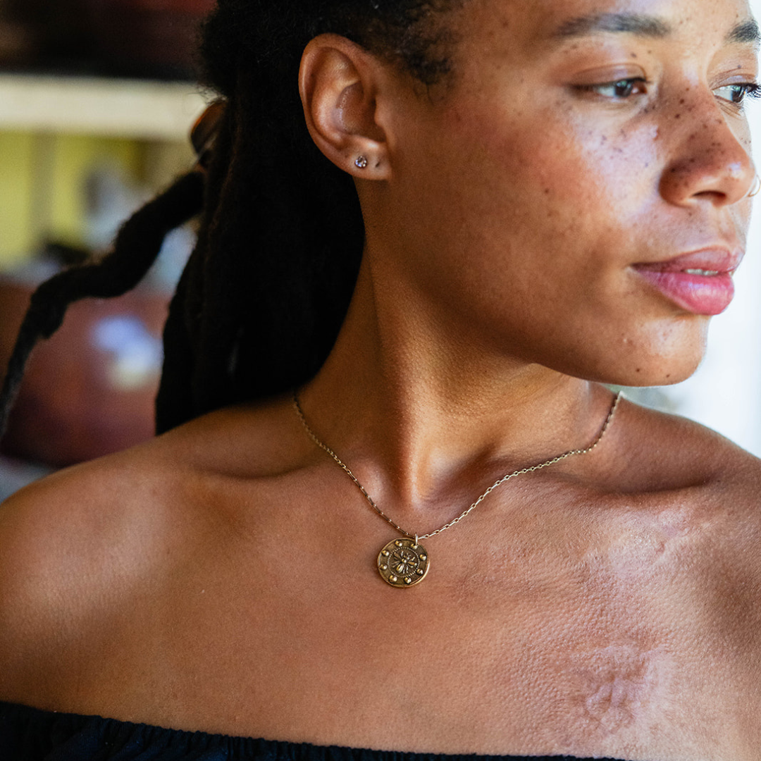 Bella Vita Jewelry - Wholesale Pendant/Charm Necklace - In the Garden | Antique Button Bee Necklace3