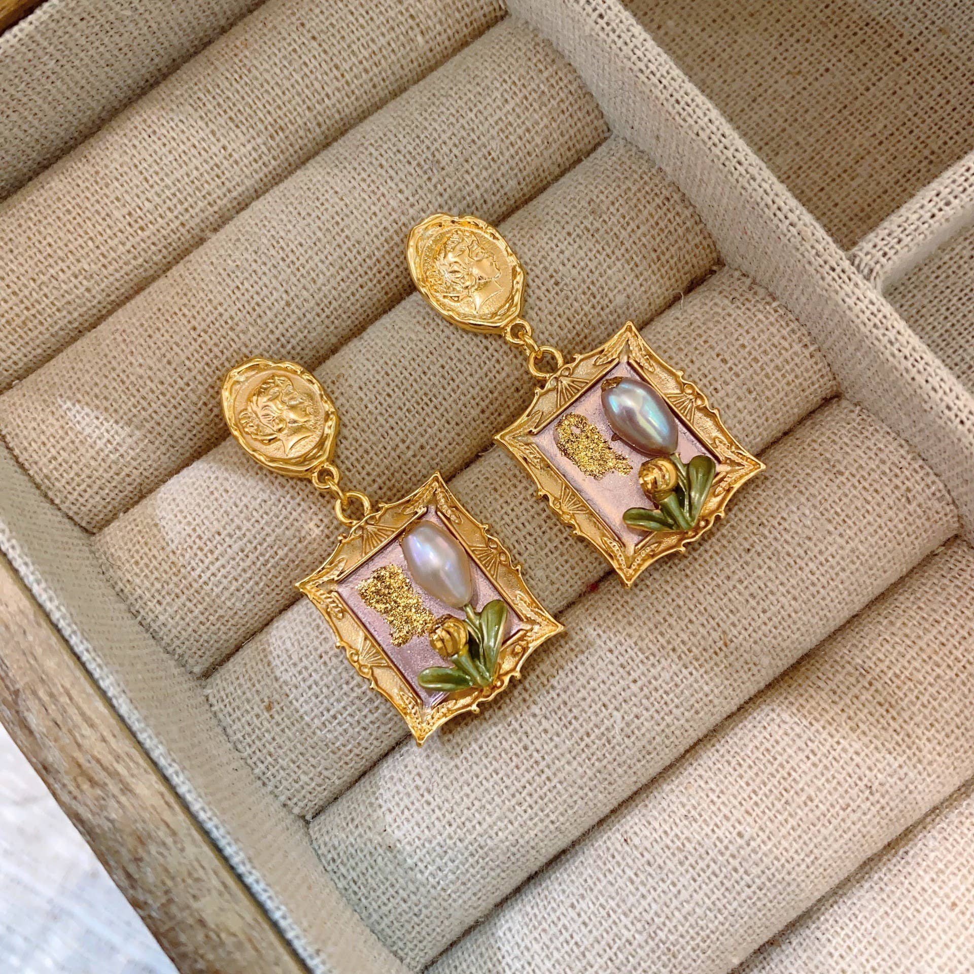 Fabula - Vente Boucles d'oreilles pendantes - Boucles d'oreilles baroques en perle avec fleurs peintes à l'huile à la française2