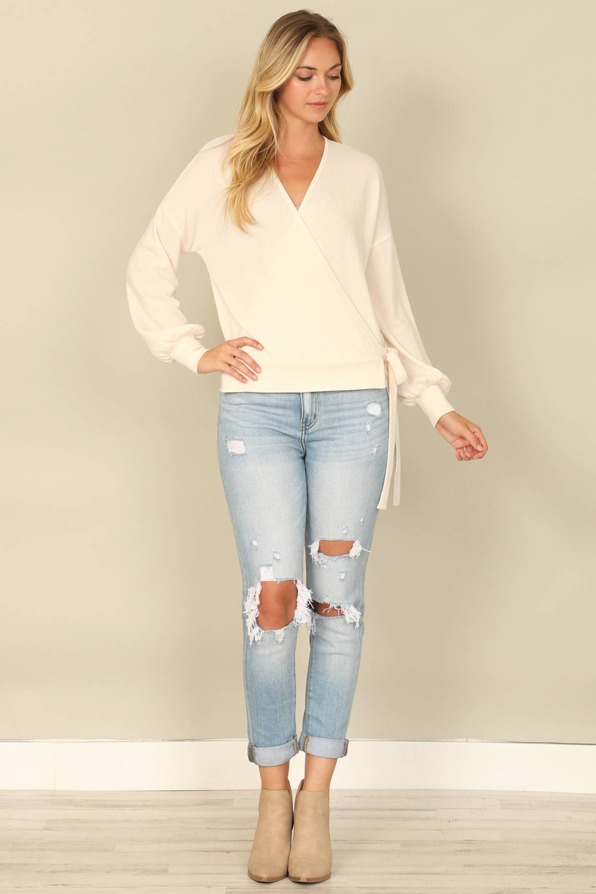 You & Me – Großhandel Bluse – Damen – YMT20079SOLID LANGÄRMELIGES BAUERNBLUSE-WICKELTOP MIT SEITLICHEM BINDEN UND ÜBERSCHNITTENEM AUSSCHNITT2